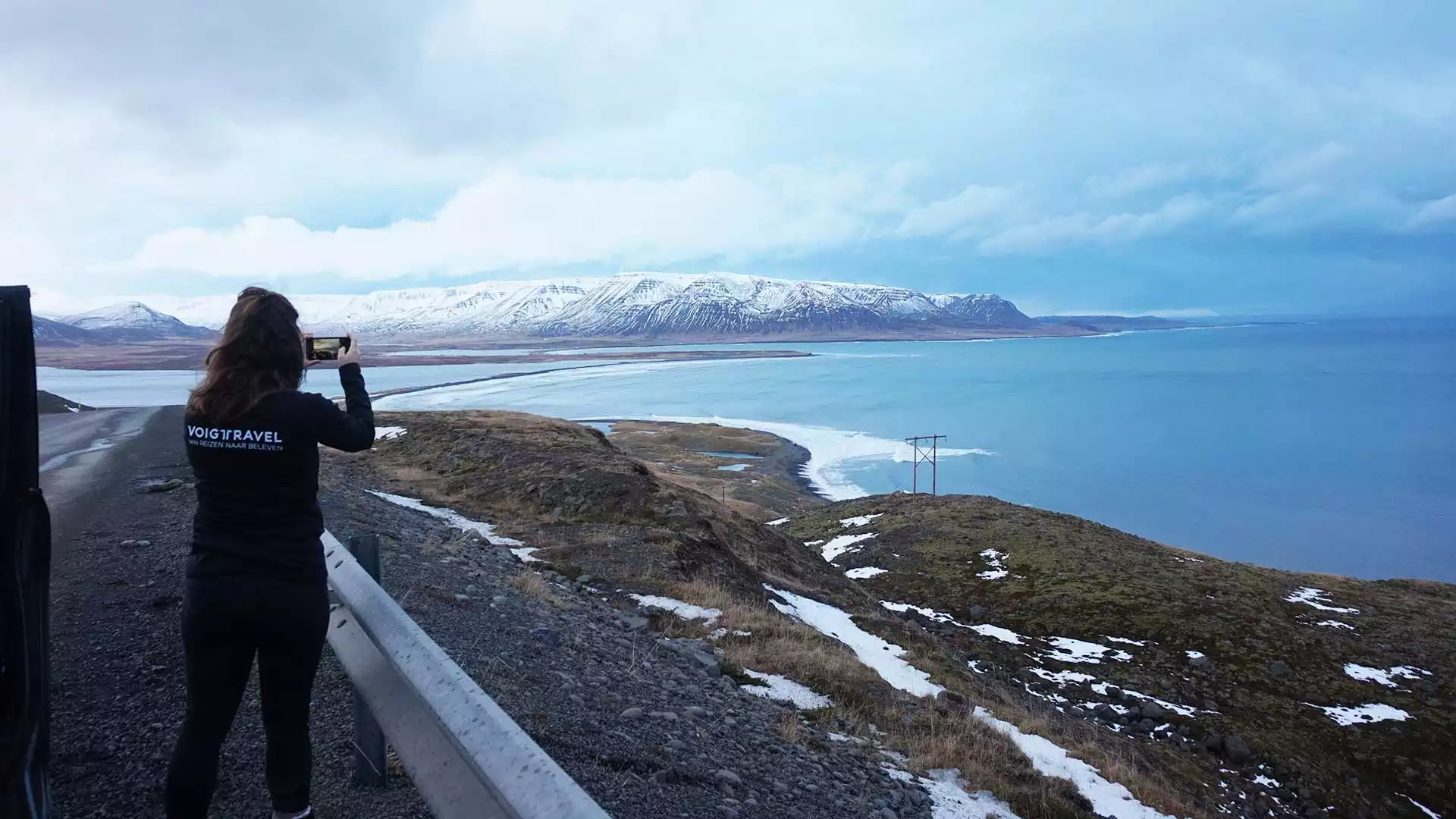 Fjorden en zwarte stranden langs de Artic Coast Way