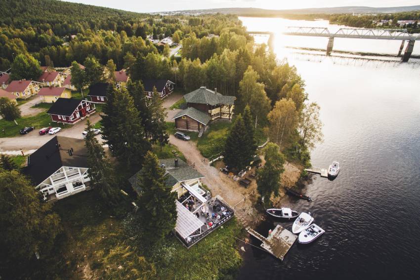 lapland-hotels-ounasvaara-chalets-view-from-the-river3-zomer.jpg