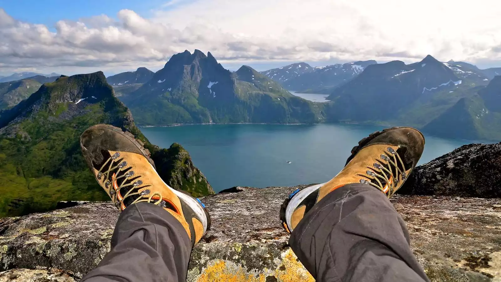 Over het Arctische fjord naar Senja