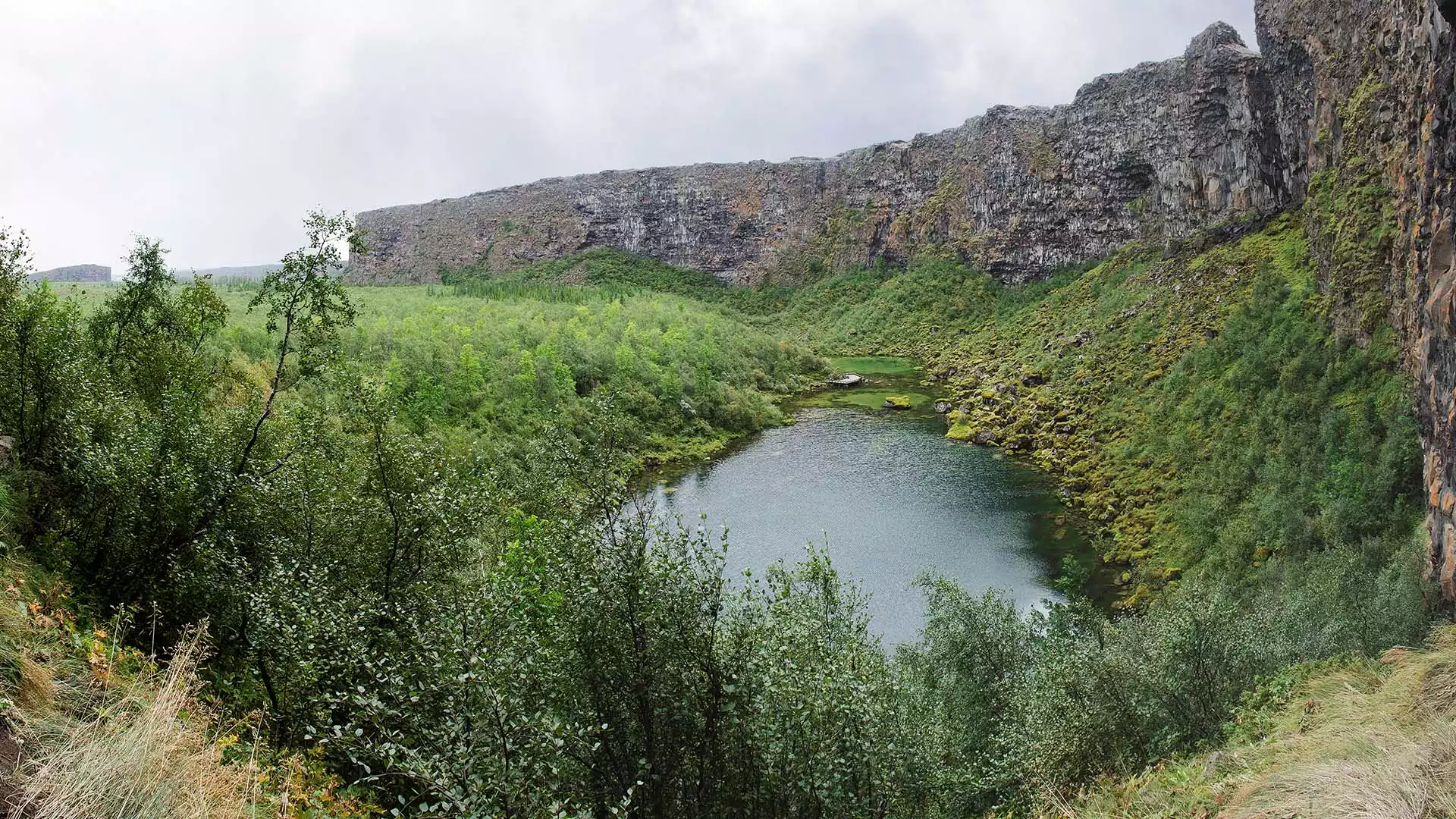 Wandelen bij de kloof Ásbyrgi