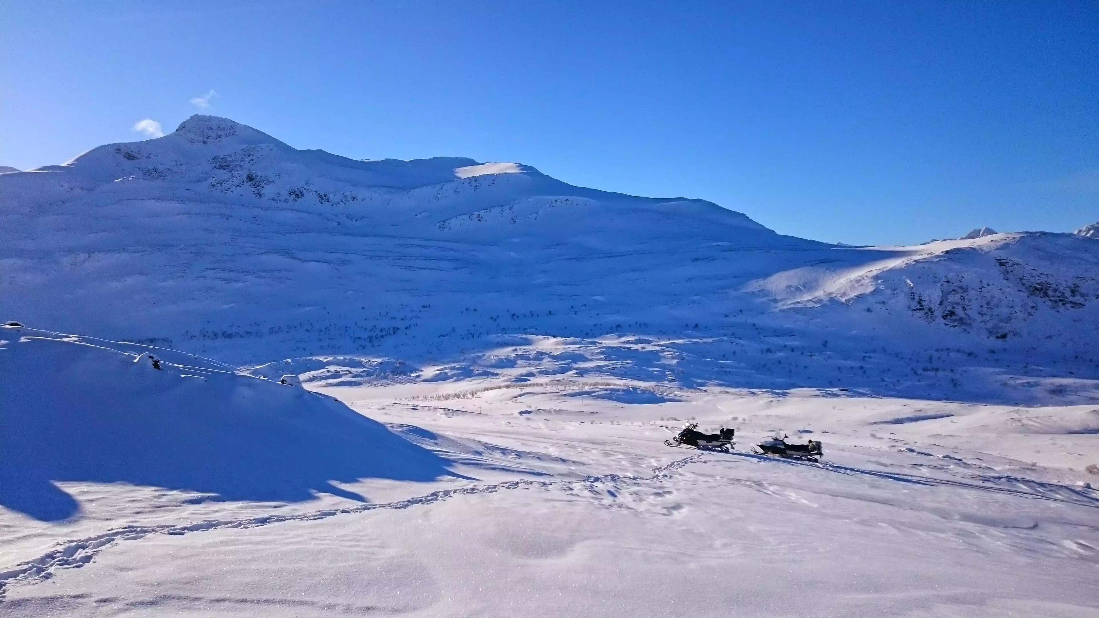 Sneeuwscooter tocht door de bergen