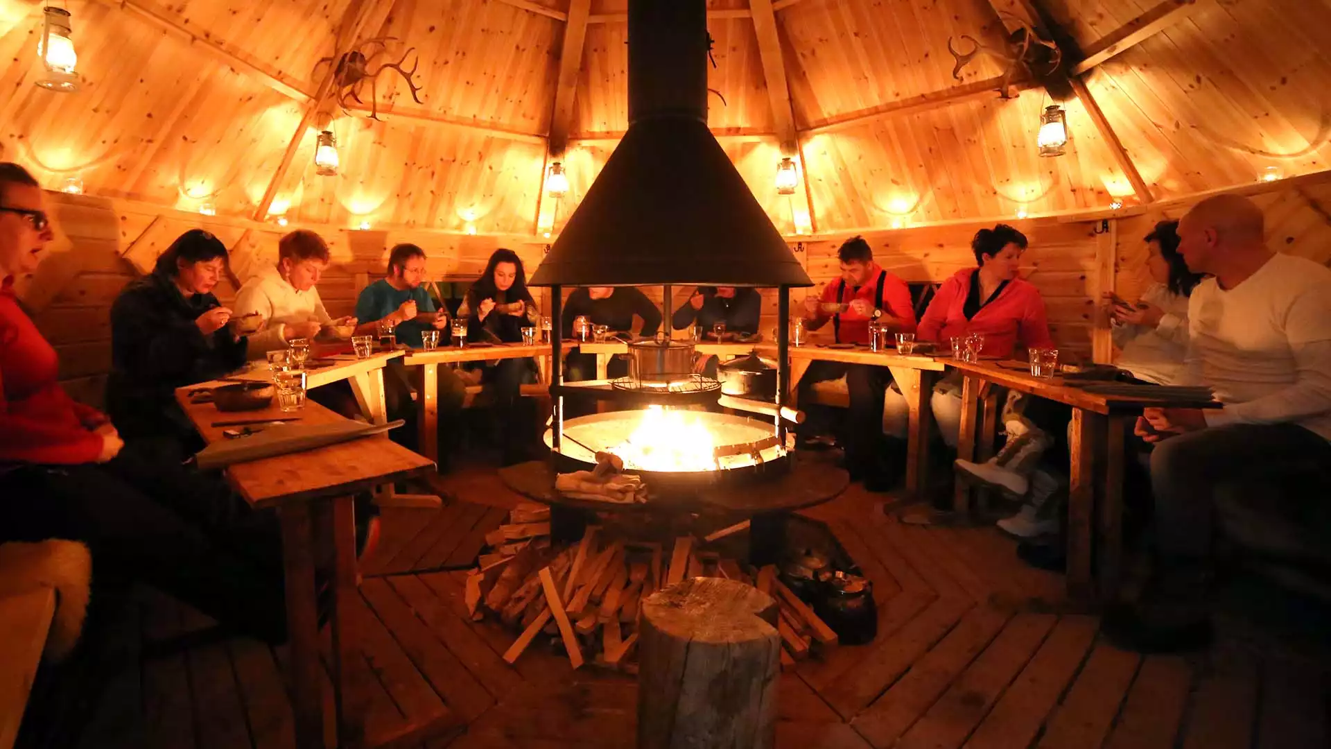 Sneeuwscooteren, rendieren en kota diner!