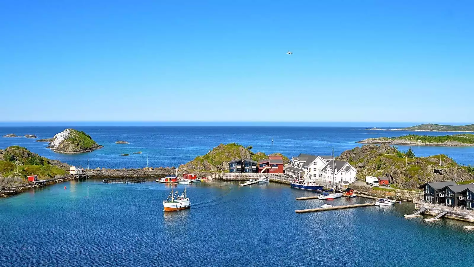 Over de Arctische fjord naar Senja