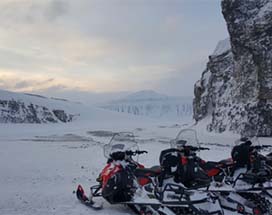 spitsbergen-sneeuwscootertocht-huskyfarm