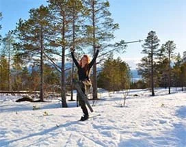 senja-op-skis-door-besneeuwde-bossen