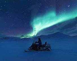 spitsbergen-sneeuwscooter-noorderlicht