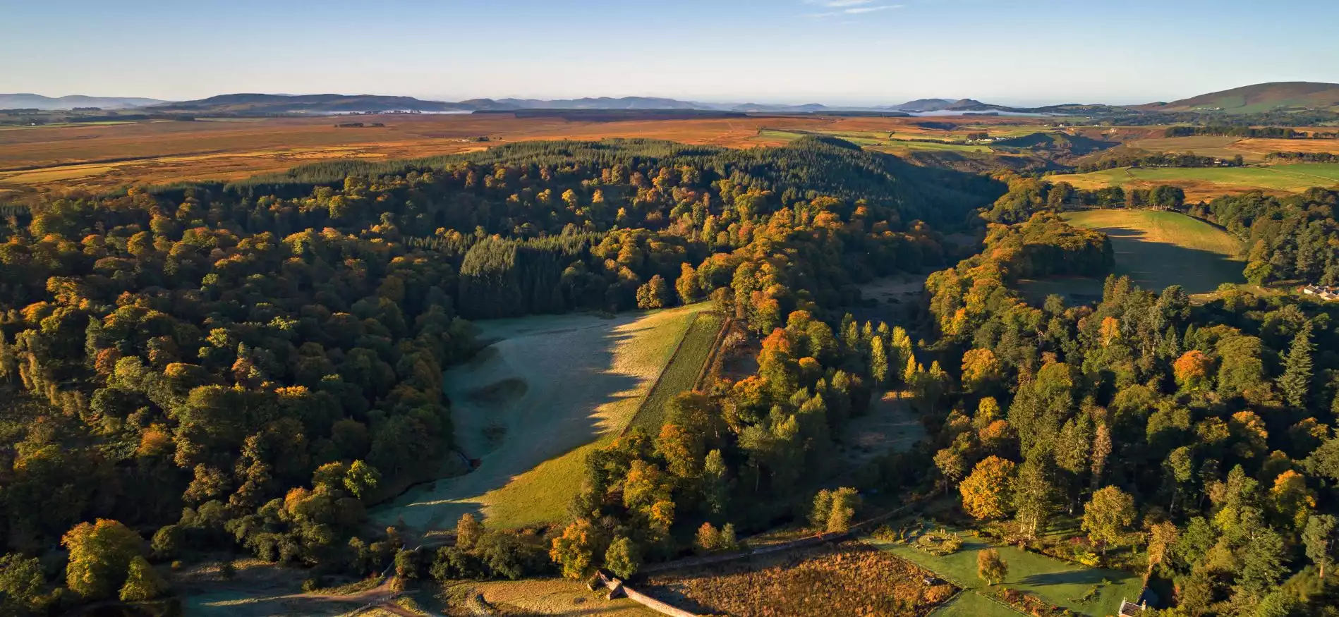 Knusse cottage op het Schotse platteland