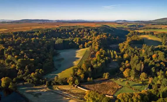 Knusse cottage op het Schotse platteland