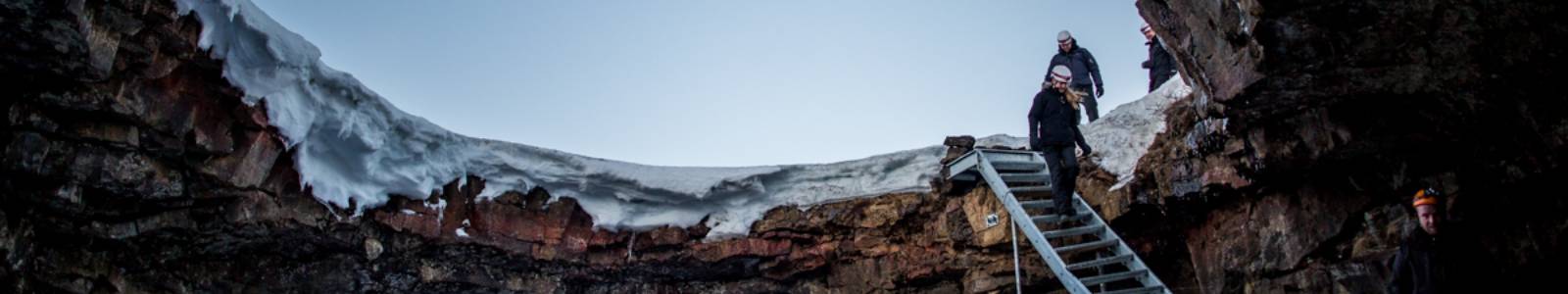 De Lofthellir ijsgrot in IJsland bezoeken