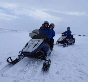 sneeuwscooter rijden in IJsland in de winter