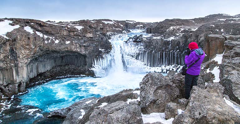 Bevroren meer in IJsland winter