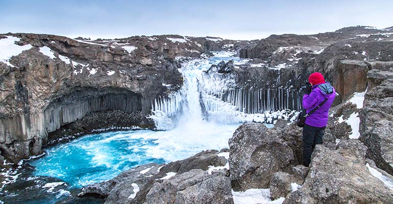 bevroren watervallen in ijsland tijdens wintersporten