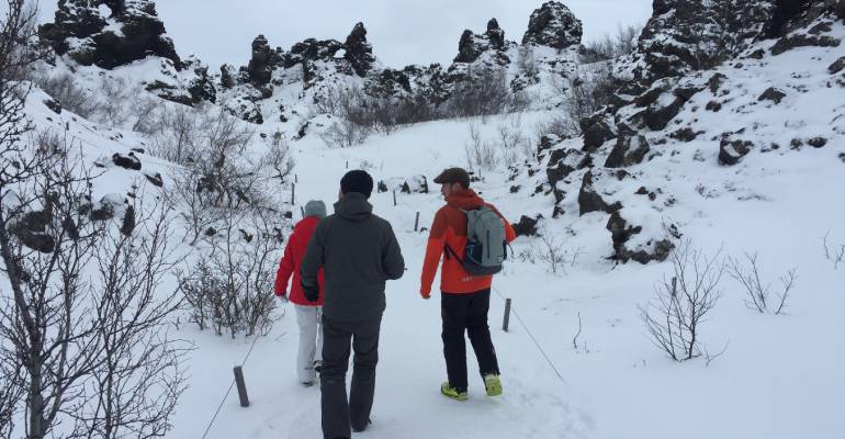 Wandelen in Dimmuborgir in IJsland