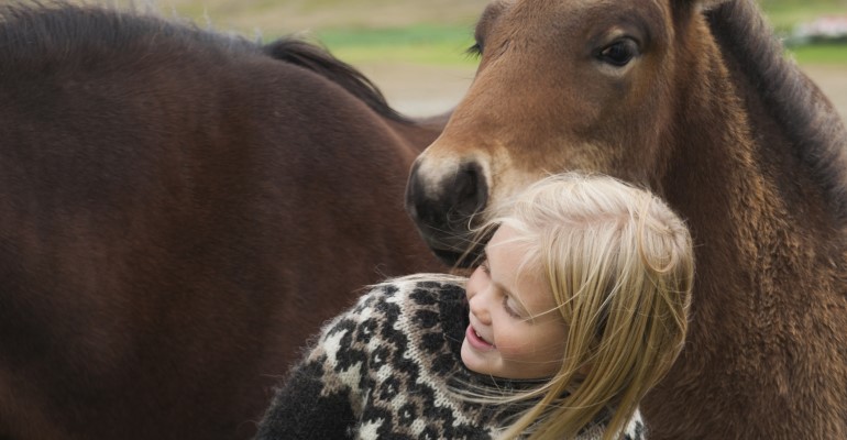 ijsland met kinderen paardrijden