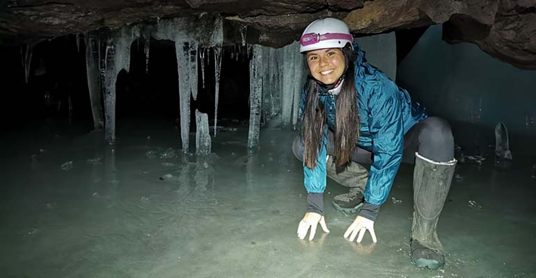 De lofthellir ijsgrot in Mývatn