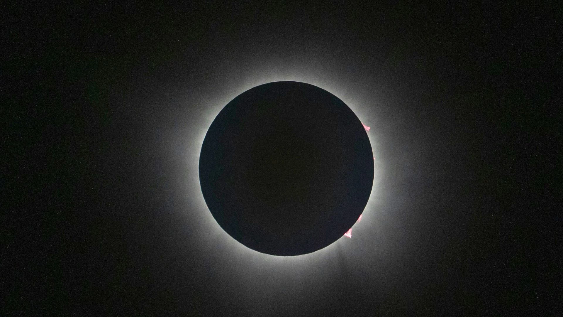 Zonsverduistering boven IJslands landschap