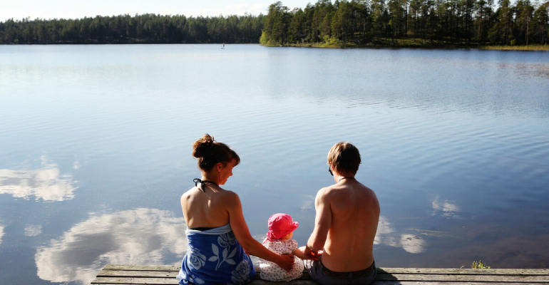 finland zwemmen familie zon