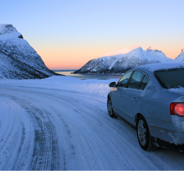 Auto rijden in winters Noorwegen